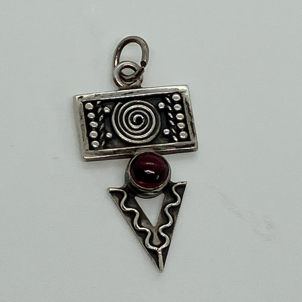 Vtg 925 Sterling Silver & Garnet Geometric Abstract Swirl Charm / Pendant